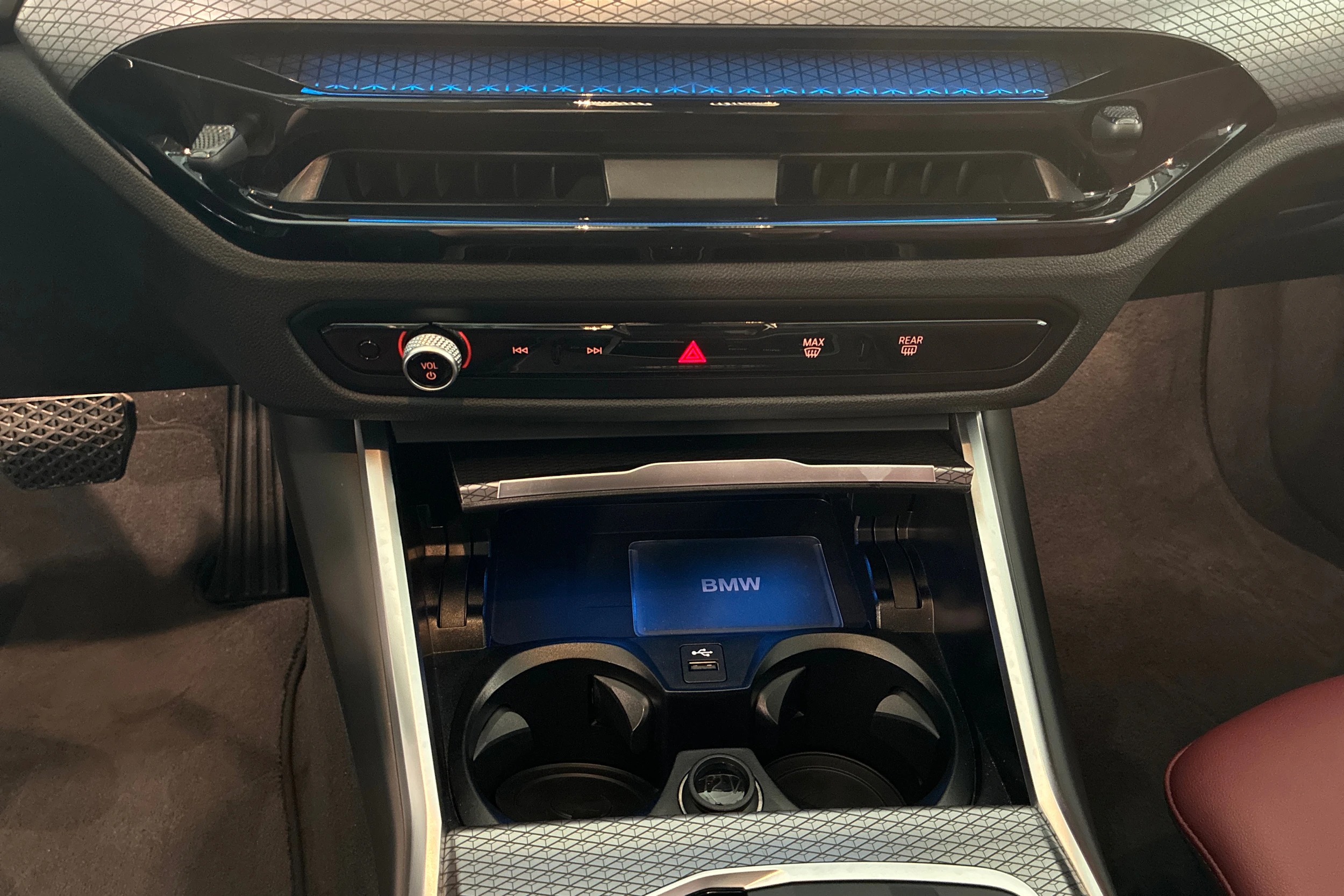 punainen BMW i4 2025 kuva 22.