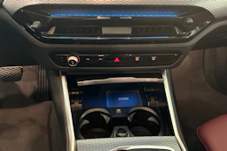 punainen BMW i4 2025 kuva 22.