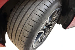 punainen BMW i4 M50 2025 kuva 9.