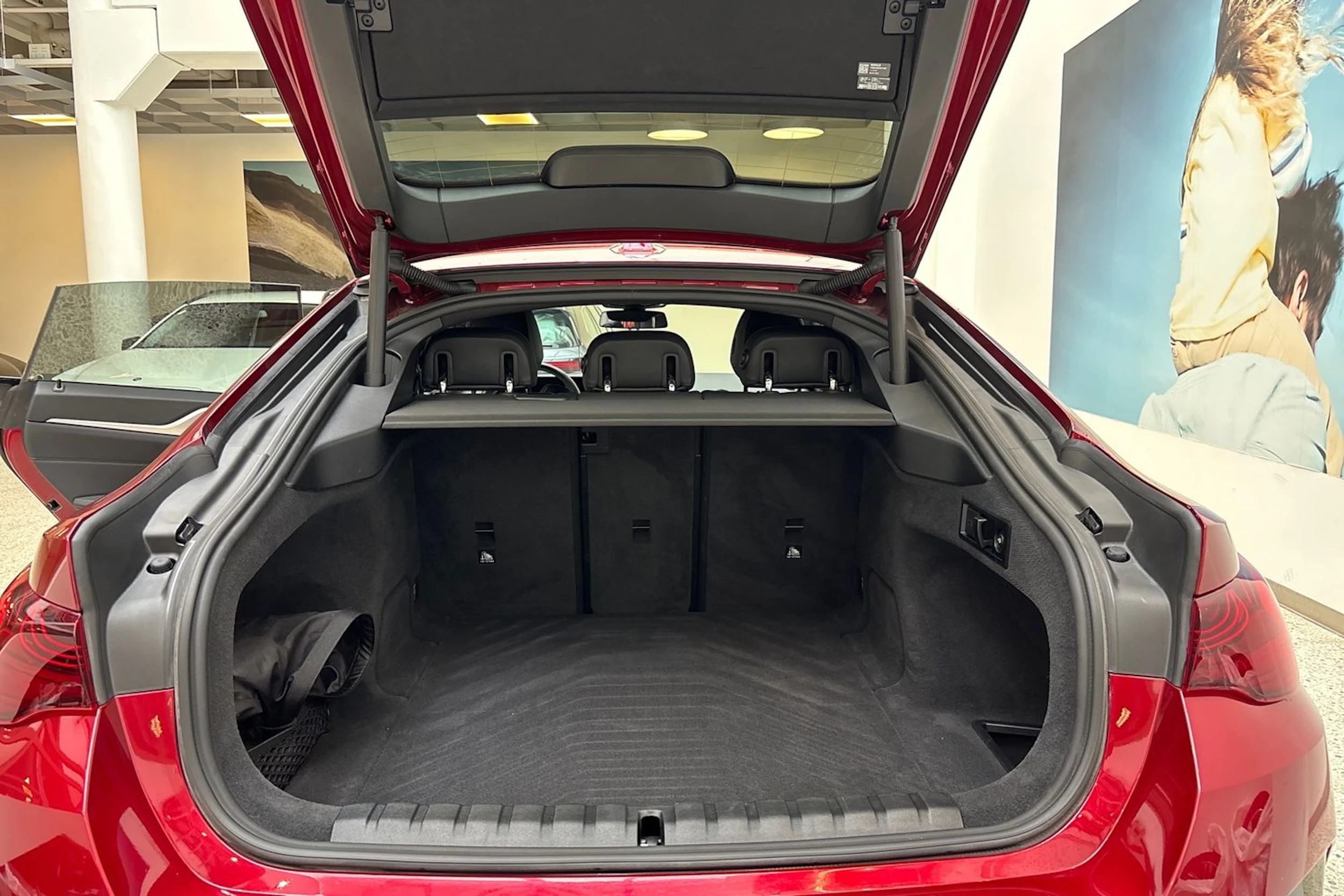 punainen BMW i4 M50 2025 kuva 12.