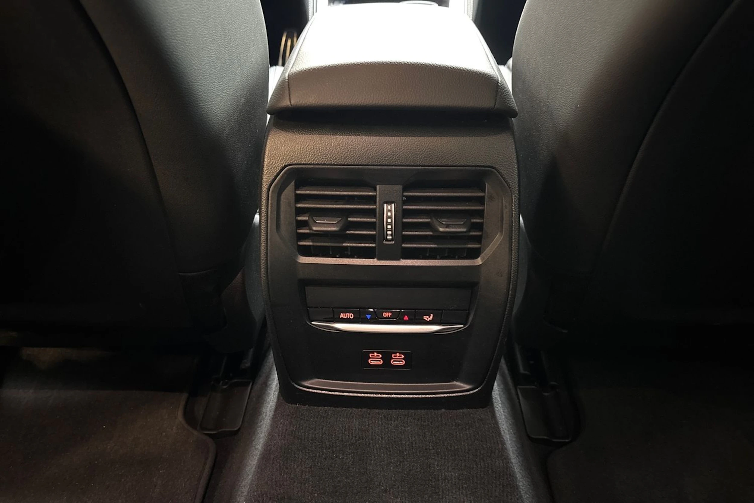 punainen BMW i4 M50 2025 kuva 16.