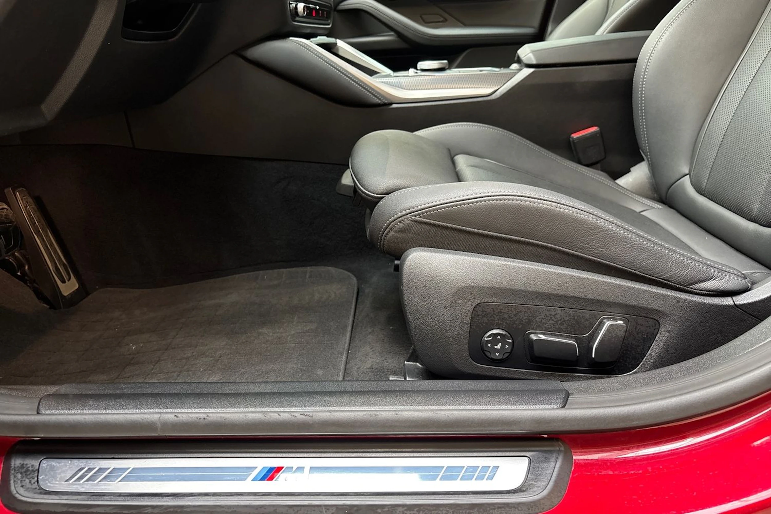 punainen BMW i4 M50 2025 kuva 19.