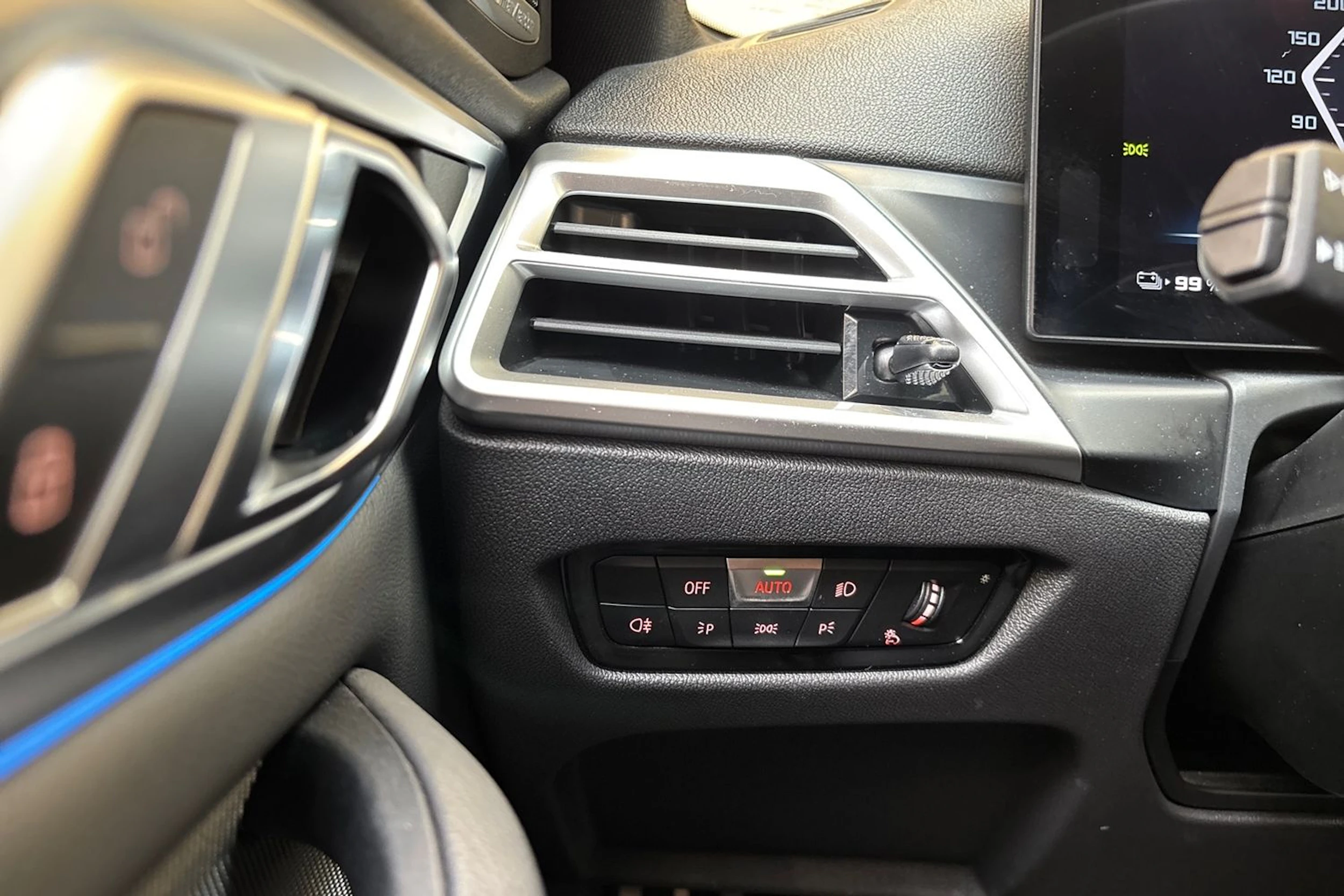 punainen BMW i4 M50 2025 kuva 20.