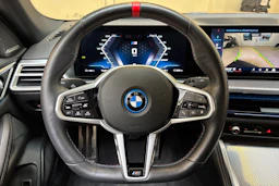 punainen BMW i4 M50 2025 kuva 21.
