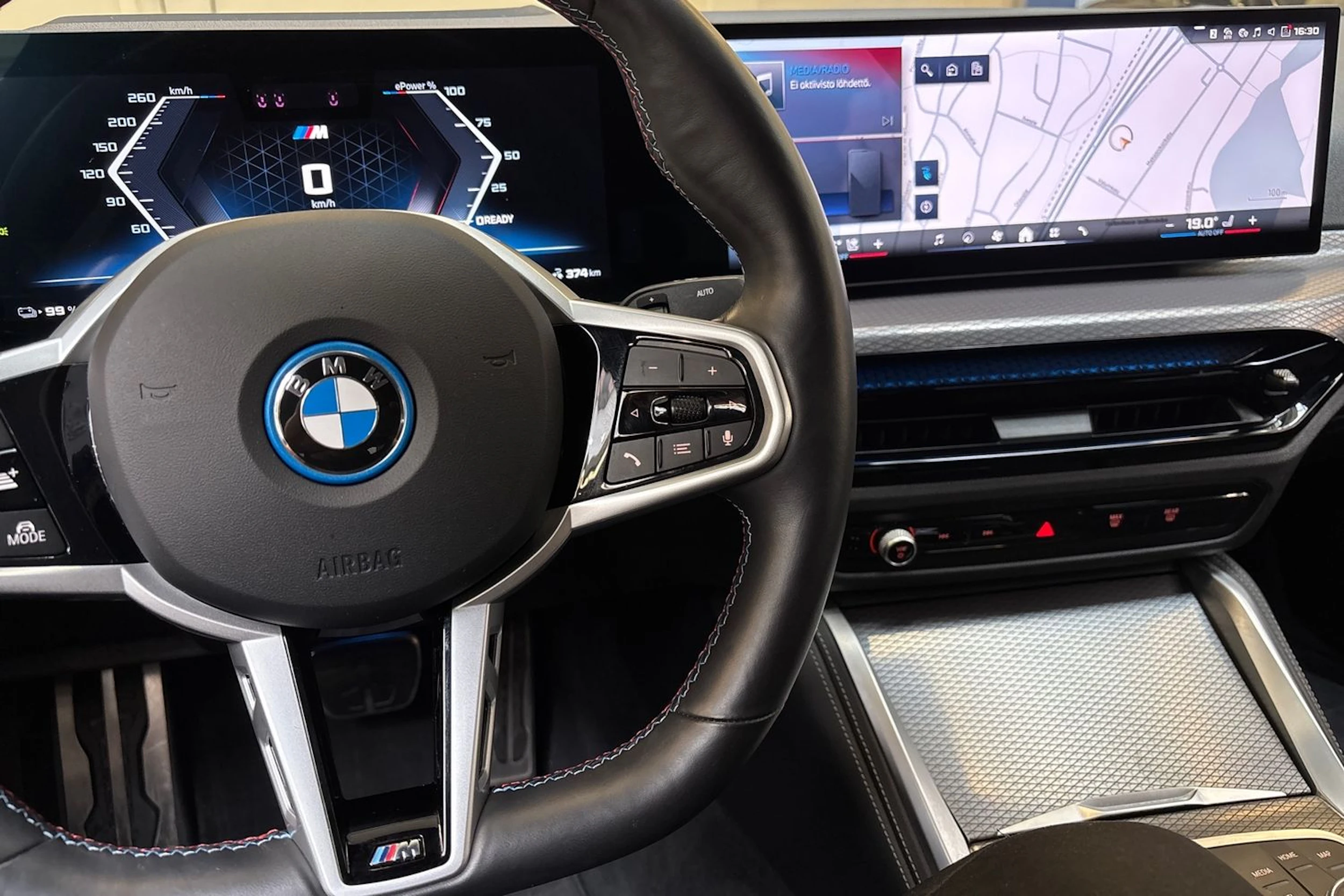 punainen BMW i4 M50 2025 kuva 23.