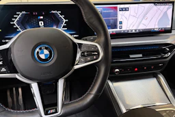 punainen BMW i4 M50 2025 kuva 23.