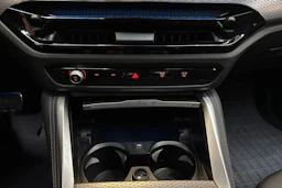 punainen BMW i4 M50 2025 kuva 28.