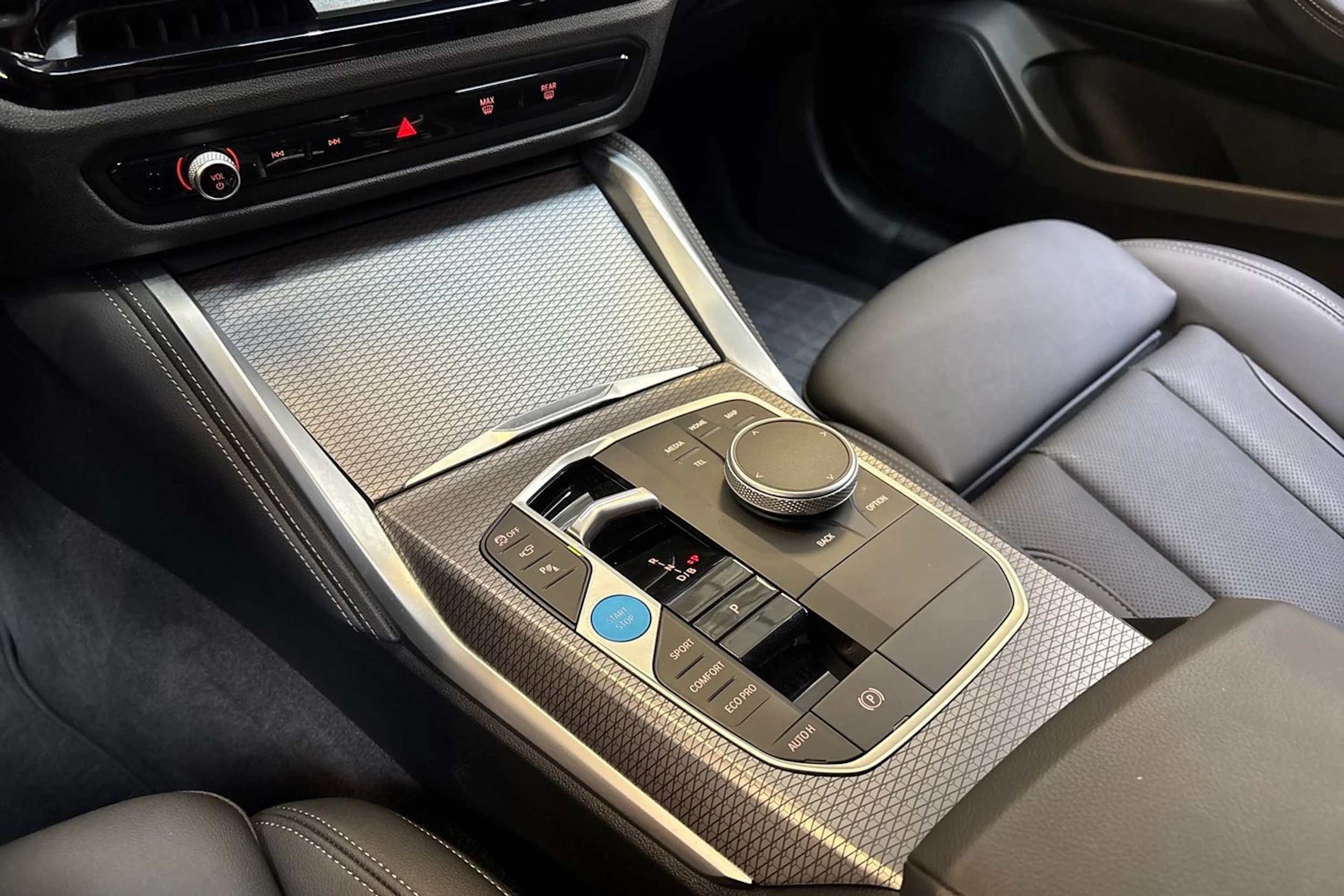 punainen BMW i4 M50 2025 kuva 29.