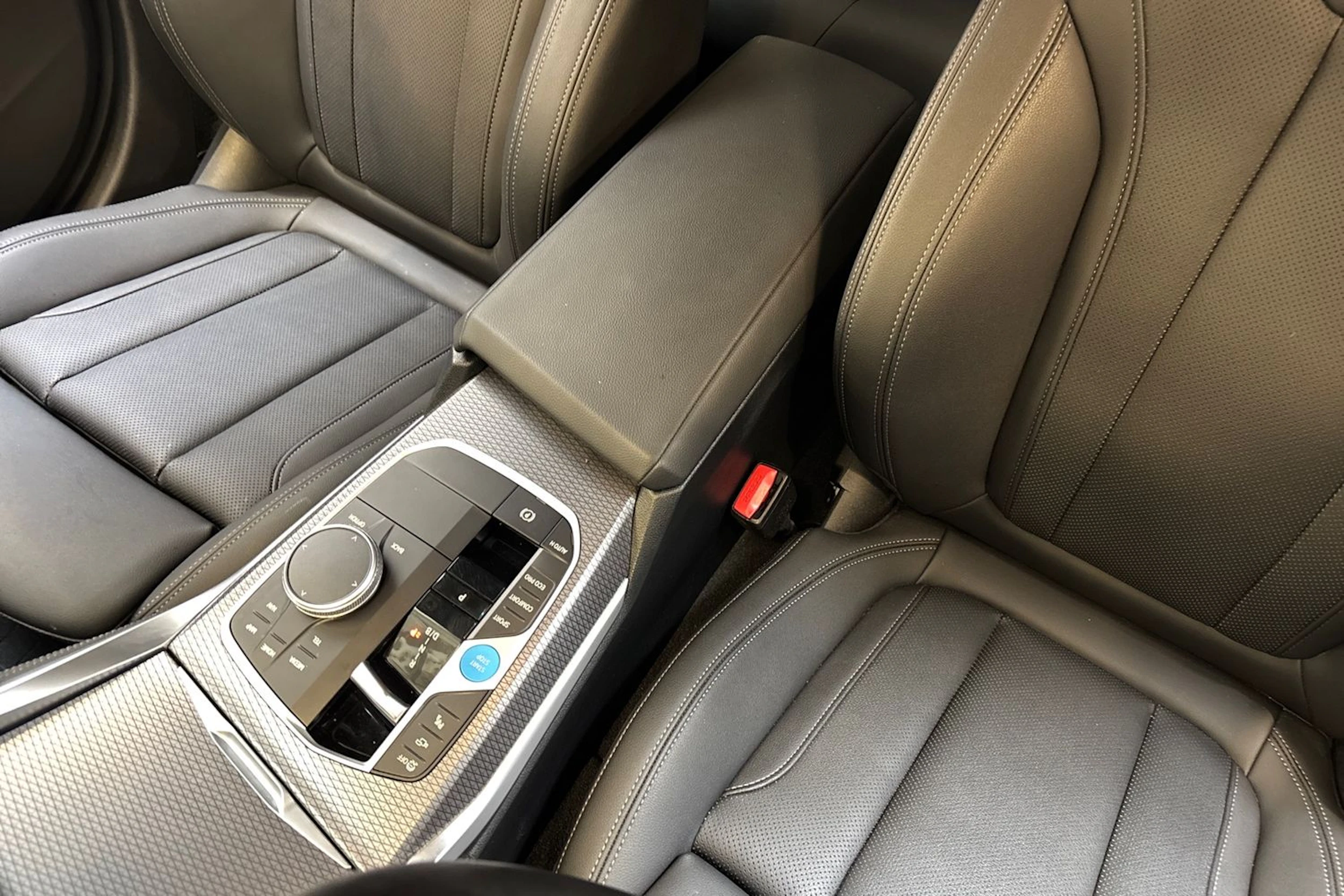 punainen BMW i4 M50 2025 kuva 30.