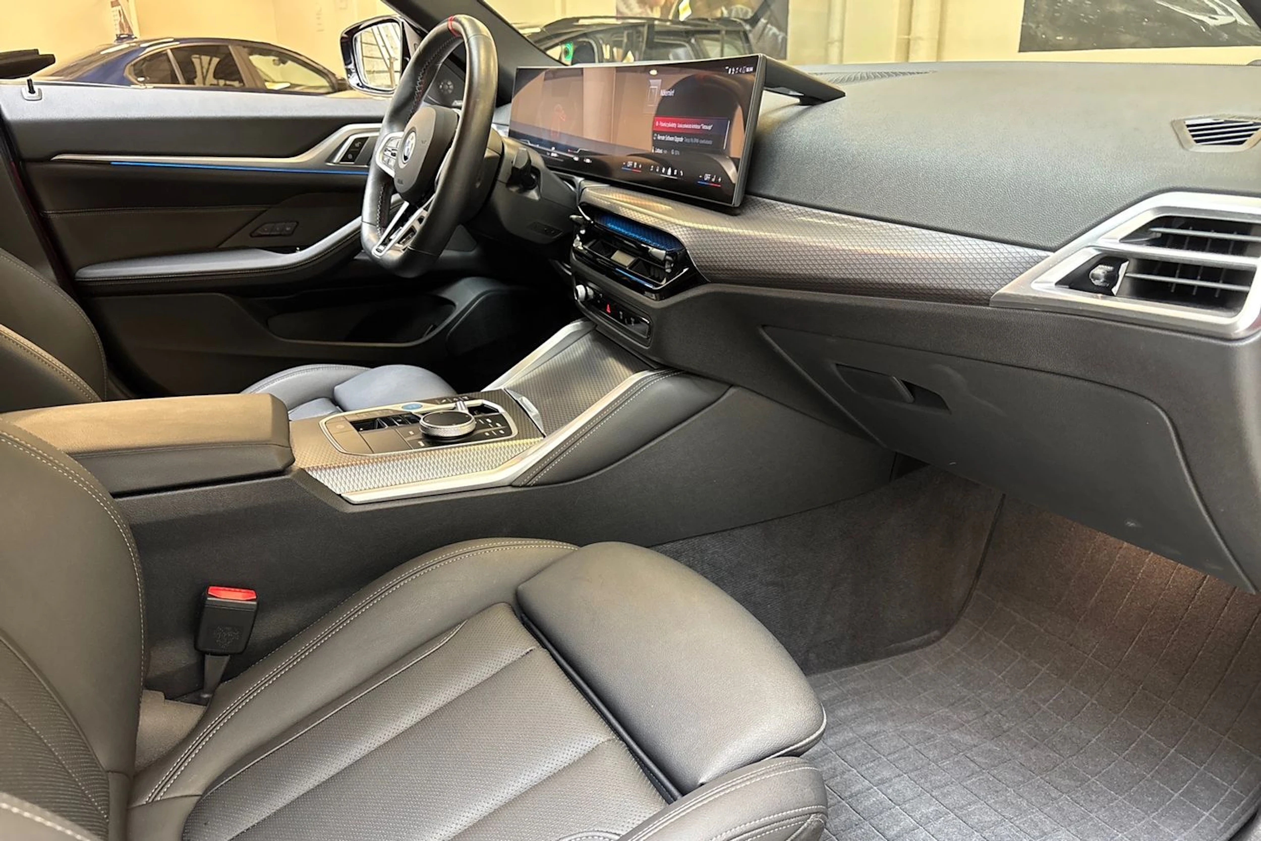 punainen BMW i4 M50 2025 kuva 32.