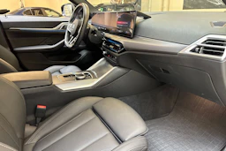 punainen BMW i4 M50 2025 kuva 32.