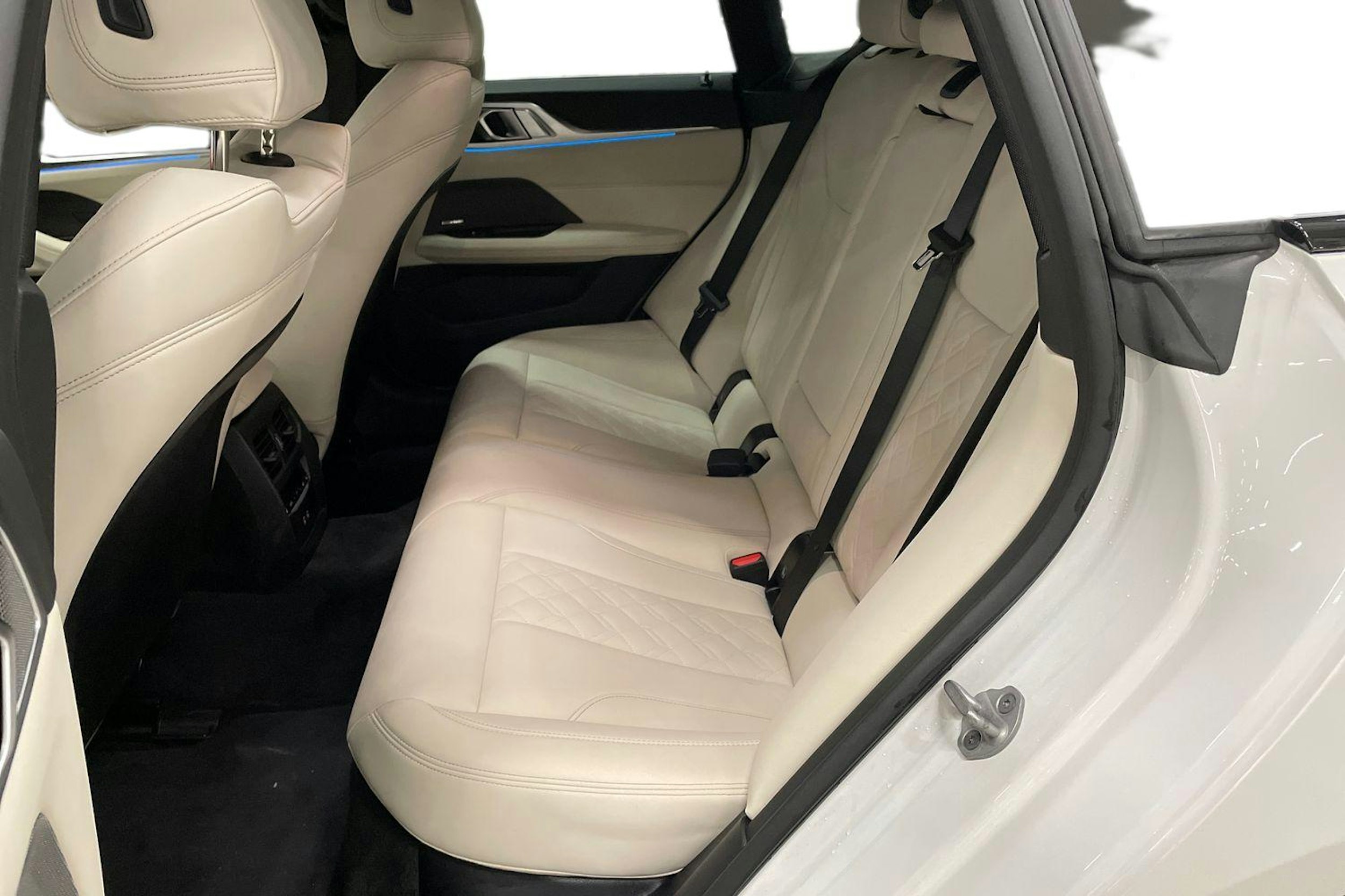 met. valkoinen BMW i4 M60 2025 kuva 10.