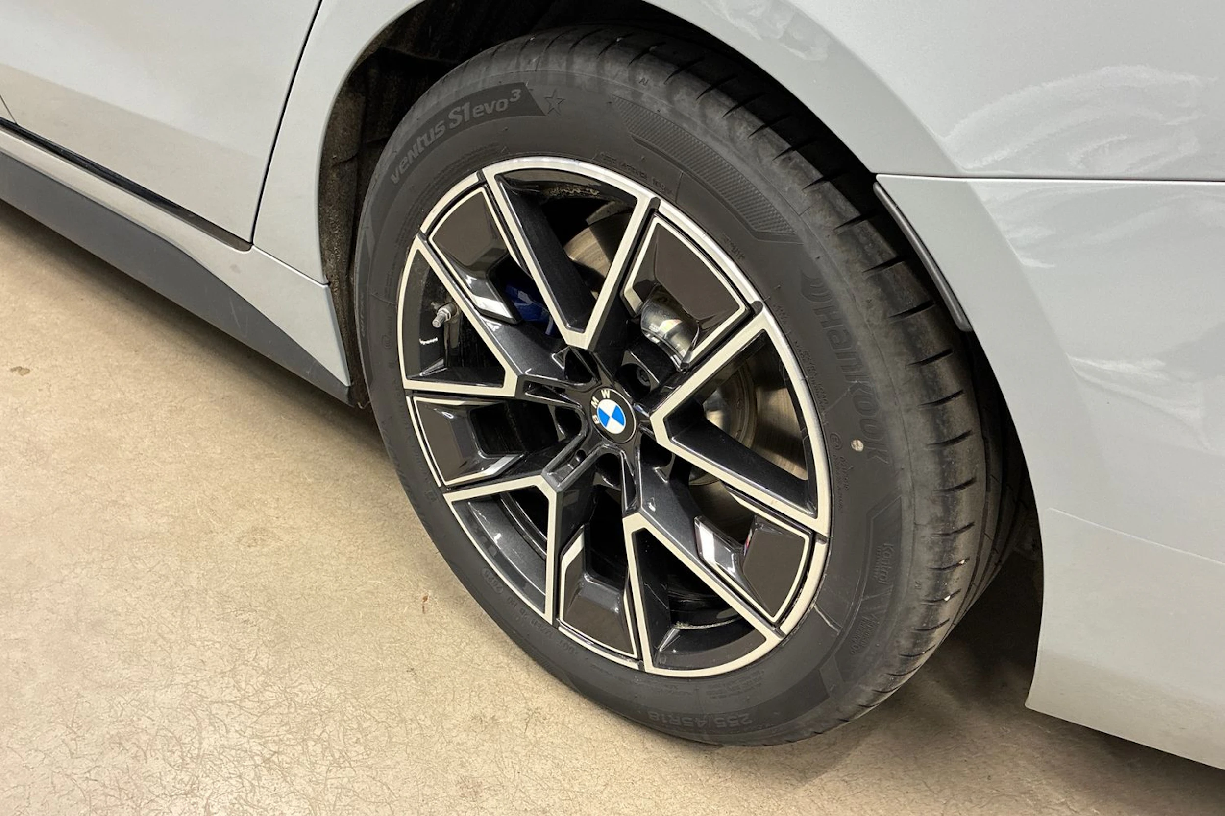 harmaa BMW i4 M60 2025 kuva 10.
