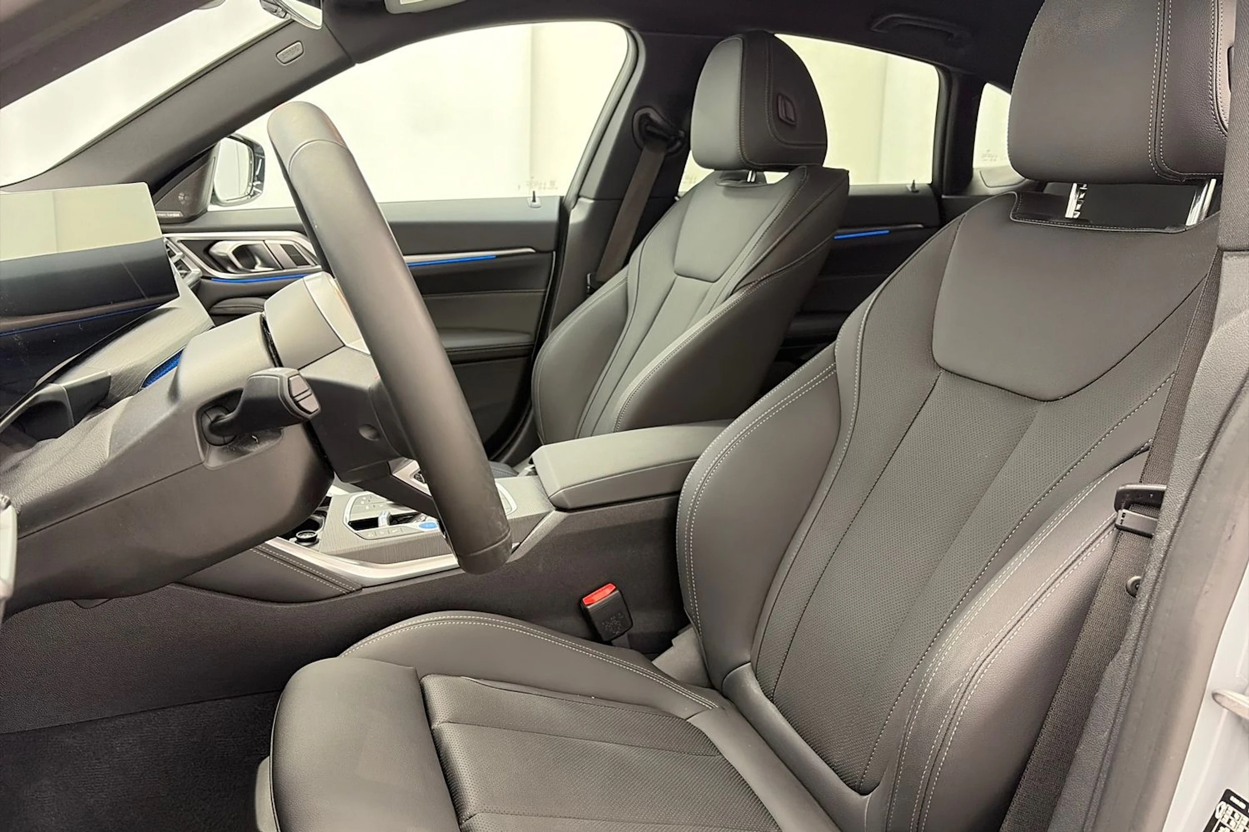 Harmaa BMW i4 M60 2026 kuva 14.