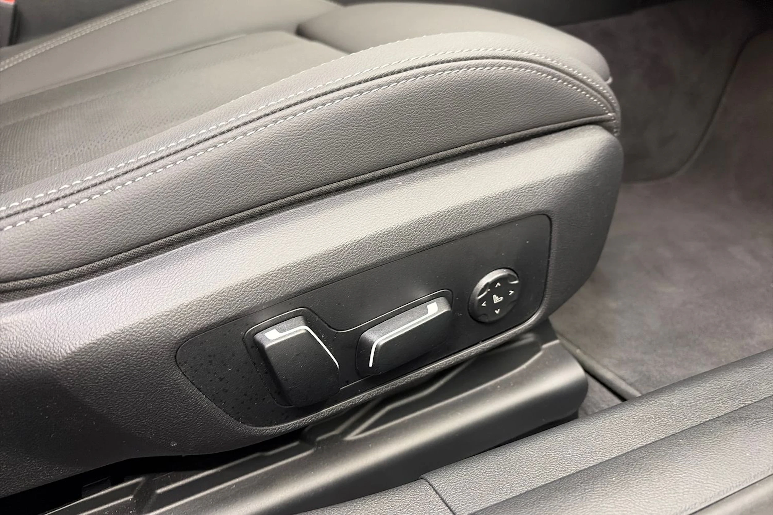Harmaa BMW i4 M60 2026 kuva 16.