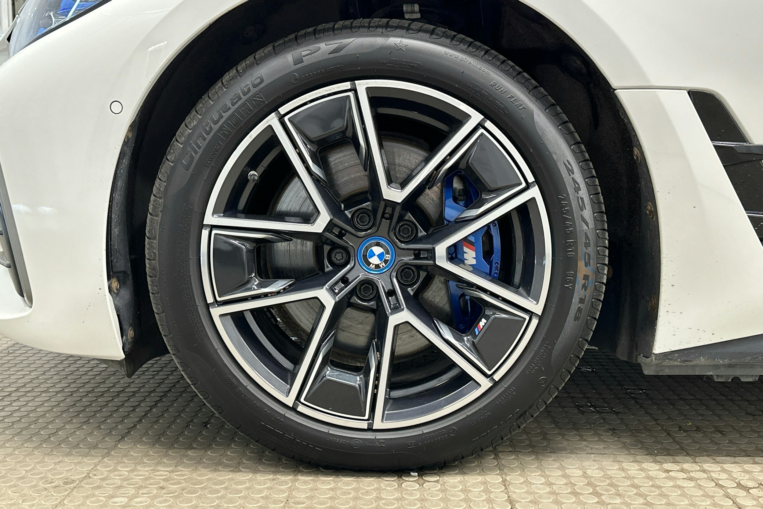 valkoinen BMW i4 M50 2022 kuva 9.