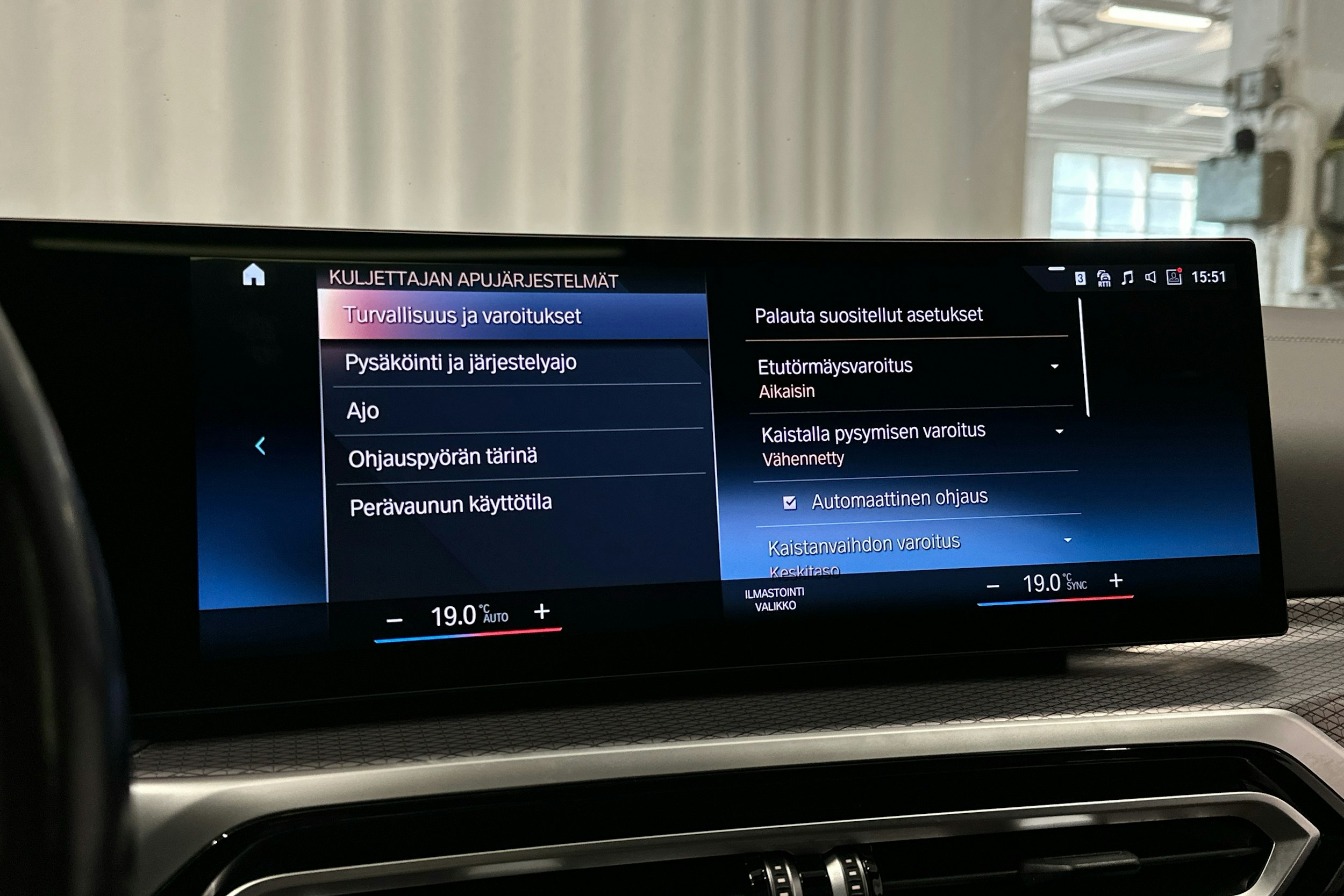 valkoinen BMW i4 M50 2022 kuva 17.