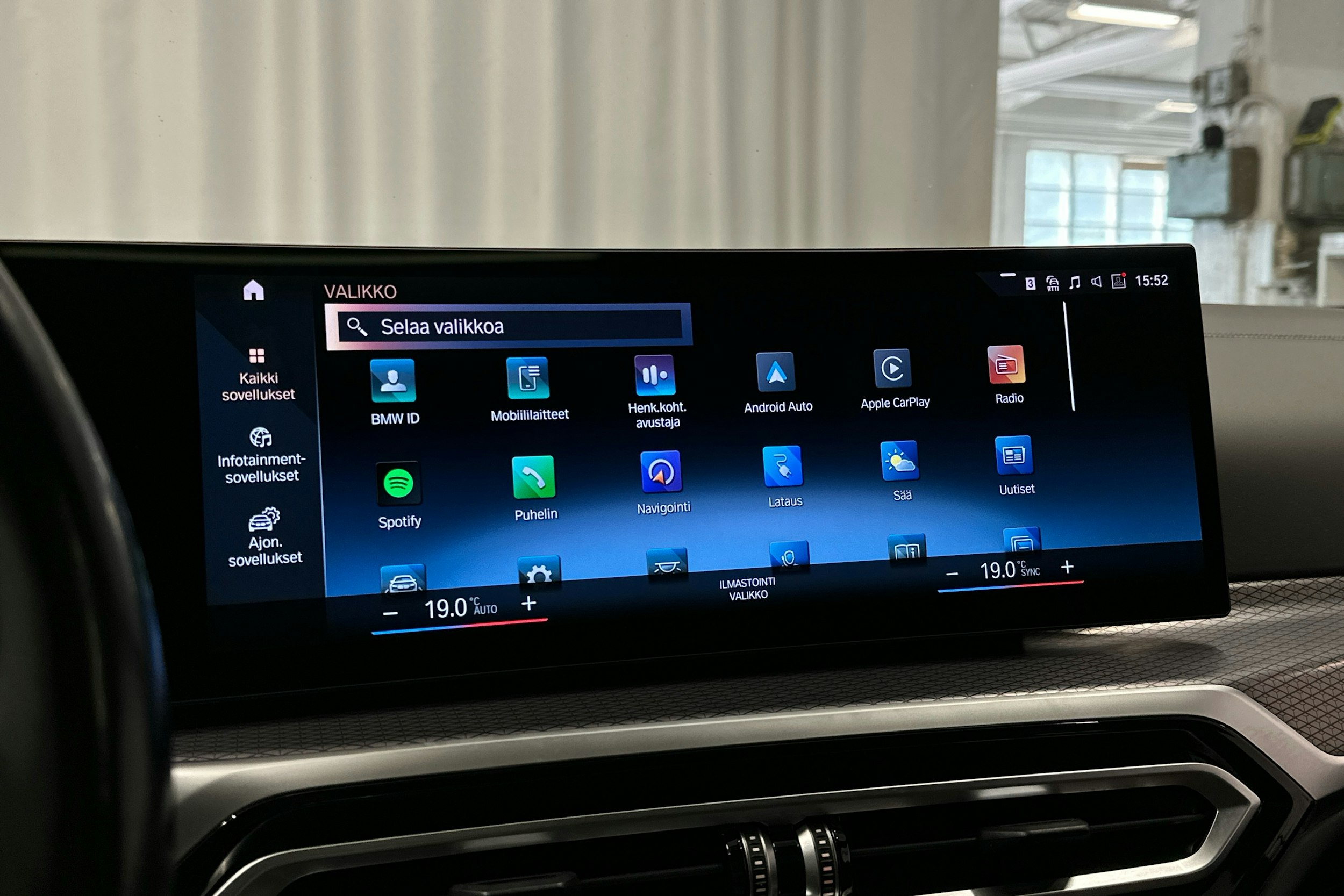 valkoinen BMW i4 M50 2022 kuva 21.