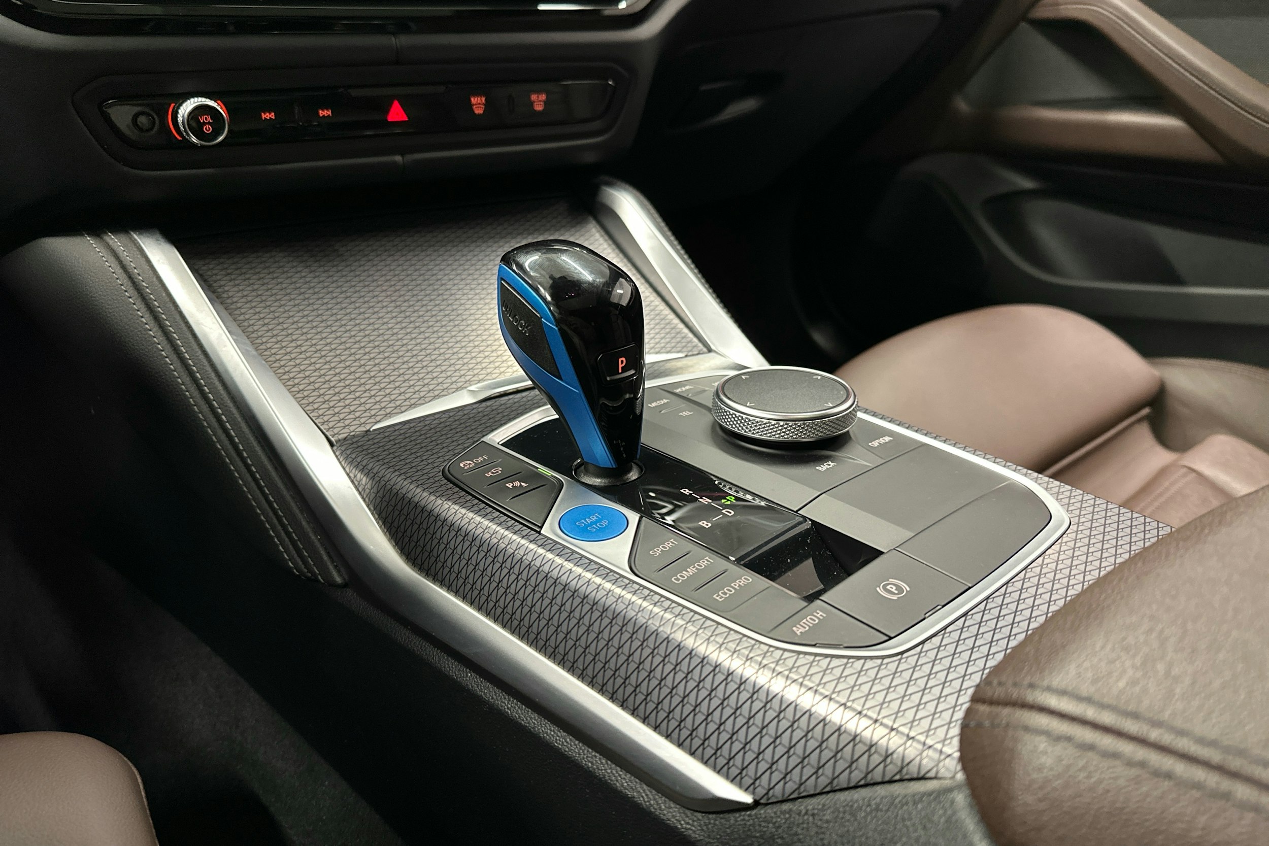 valkoinen BMW i4 M50 2022 kuva 23.