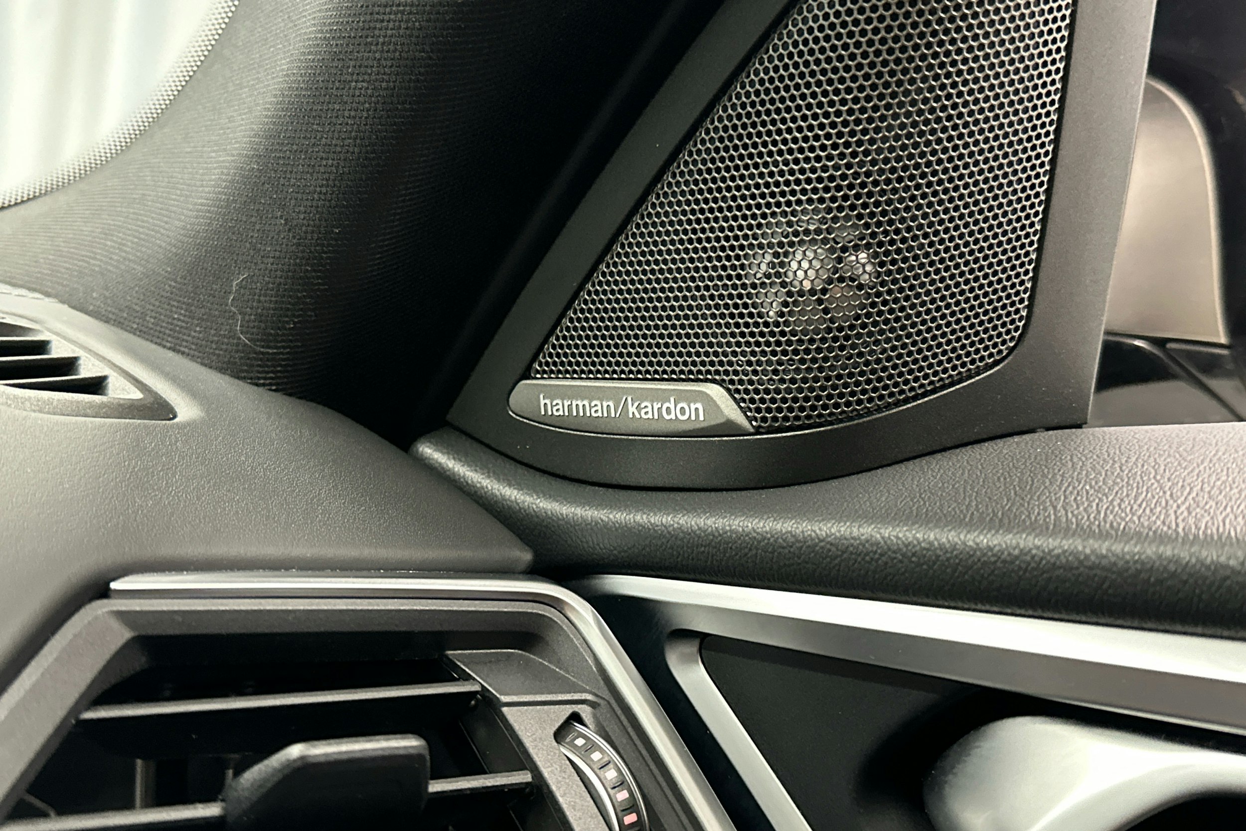 valkoinen BMW i4 M50 2022 kuva 24.