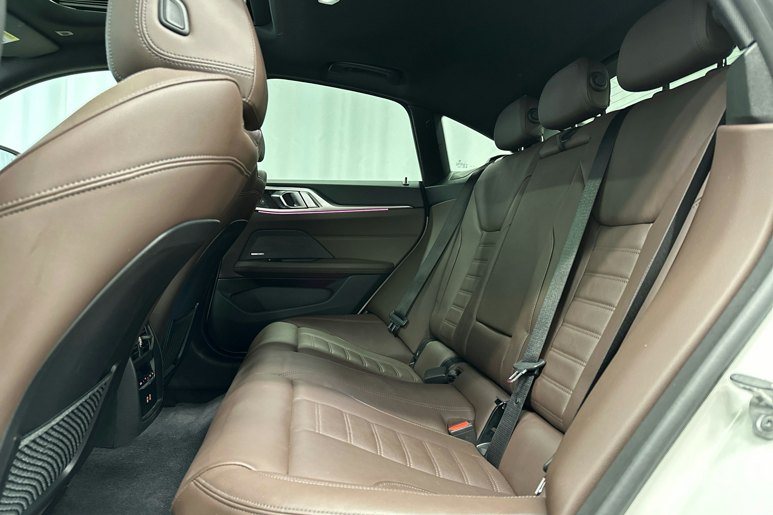 valkoinen BMW i4 M50 2022 kuva 28.