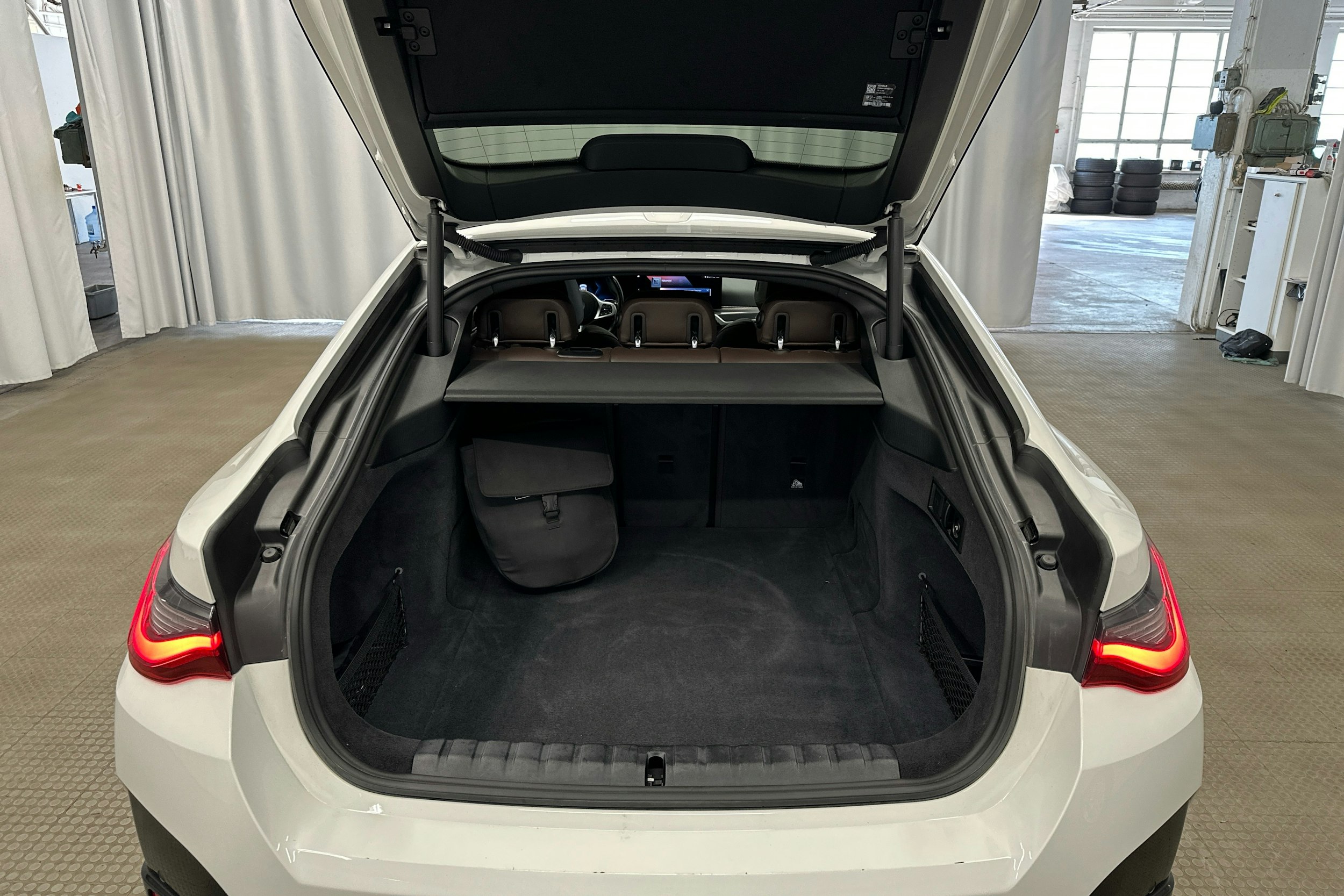 valkoinen BMW i4 M50 2022 kuva 30.