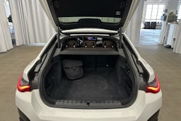 valkoinen BMW i4 M50 2022 kuva 30.