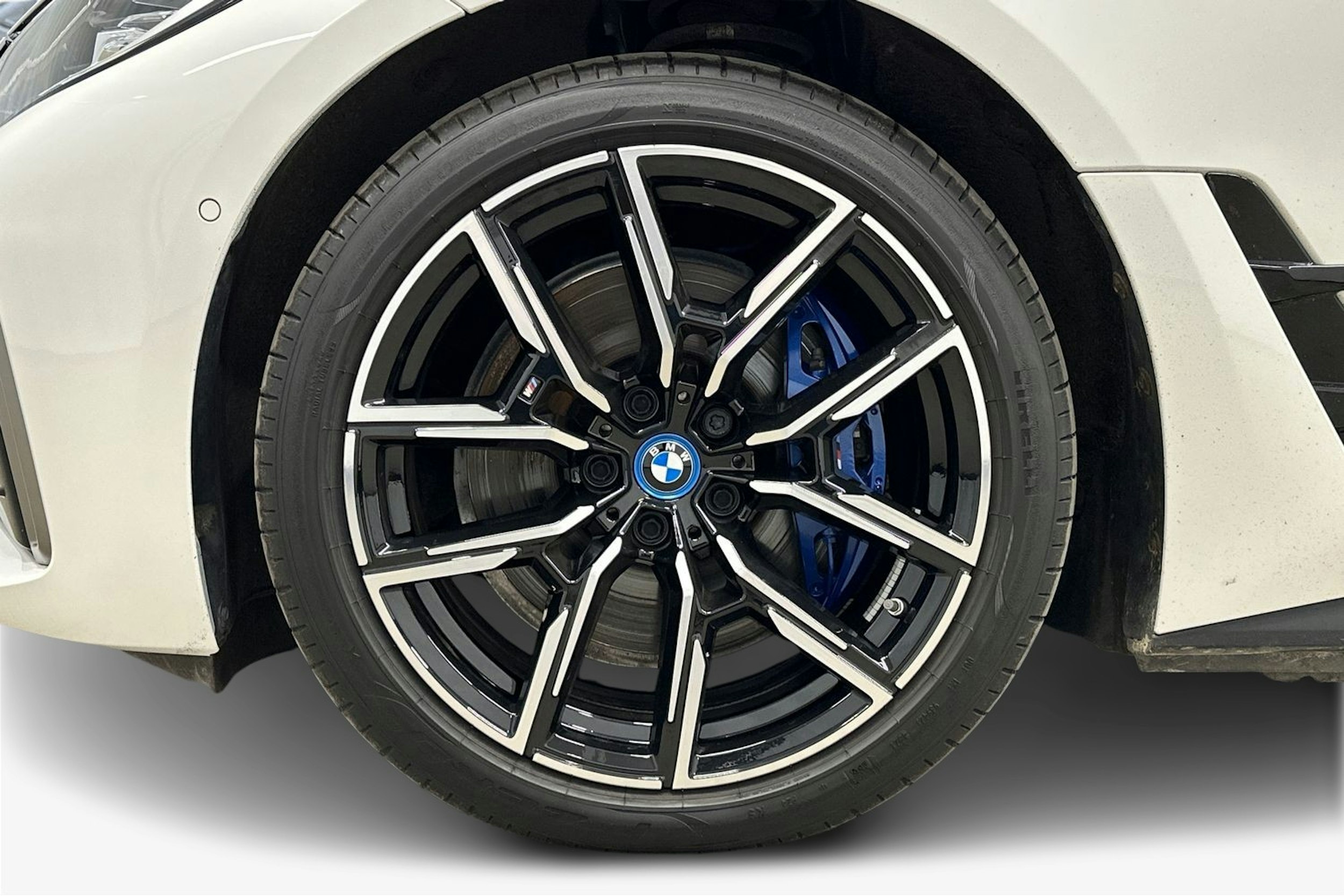 valkoinen BMW i4 M50 2022 kuva 11.