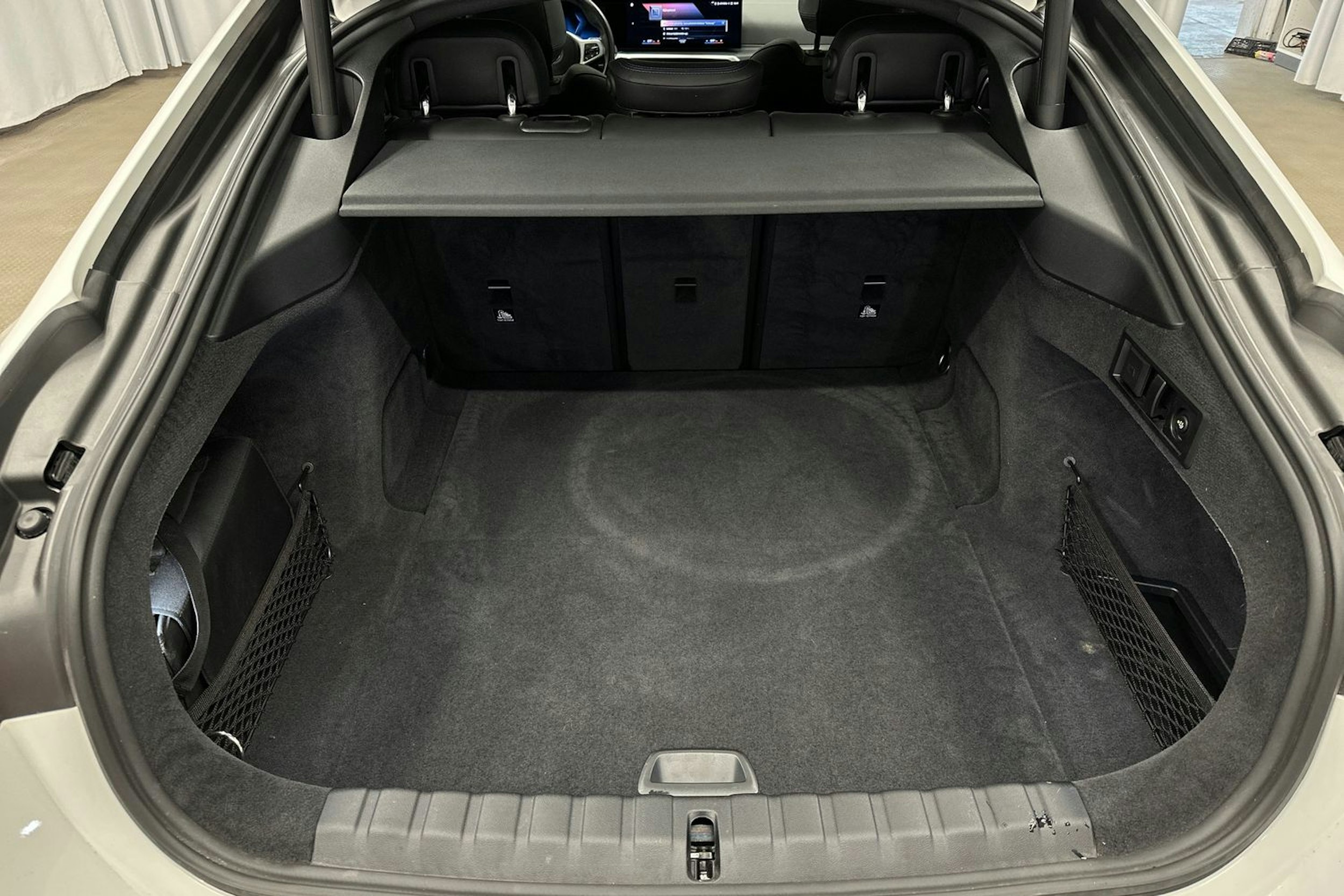 valkoinen BMW i4 M50 2022 kuva 14.