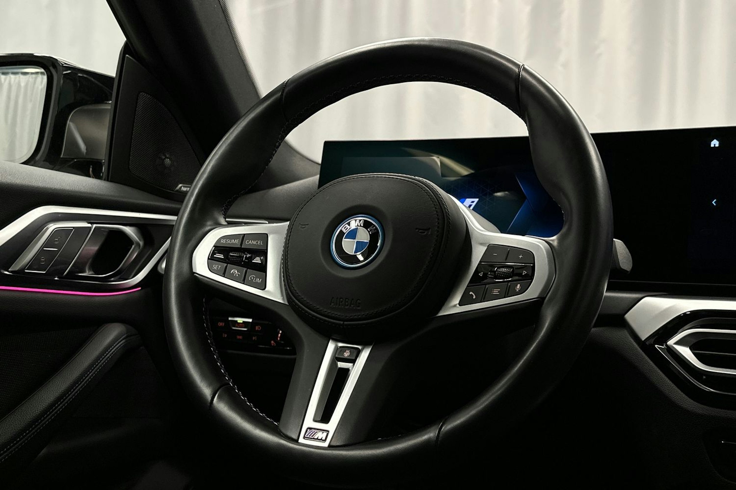 valkoinen BMW i4 M50 2022 kuva 19.