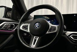 valkoinen BMW i4 M50 2022 kuva 19.