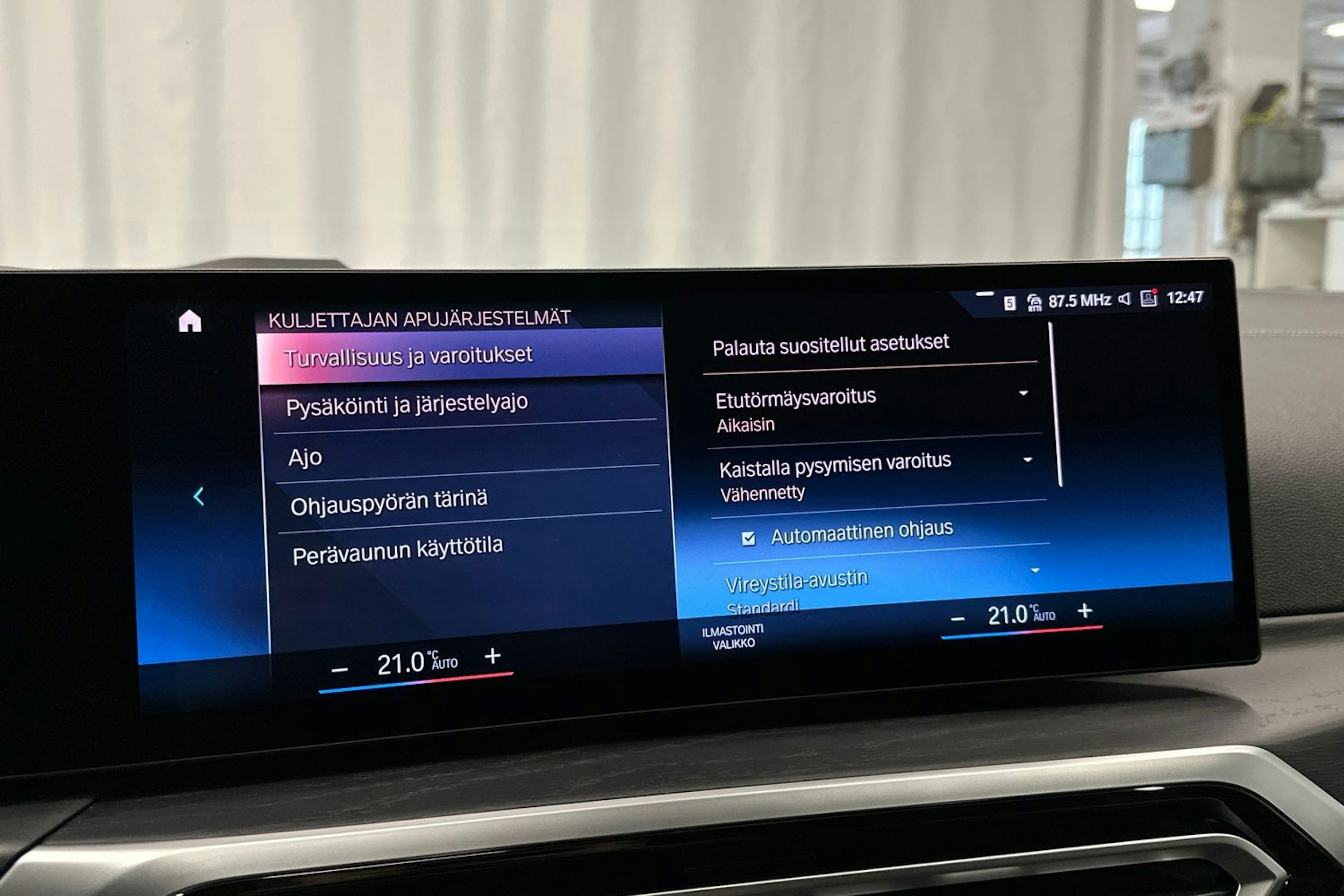 valkoinen BMW i4 M50 2022 kuva 28.
