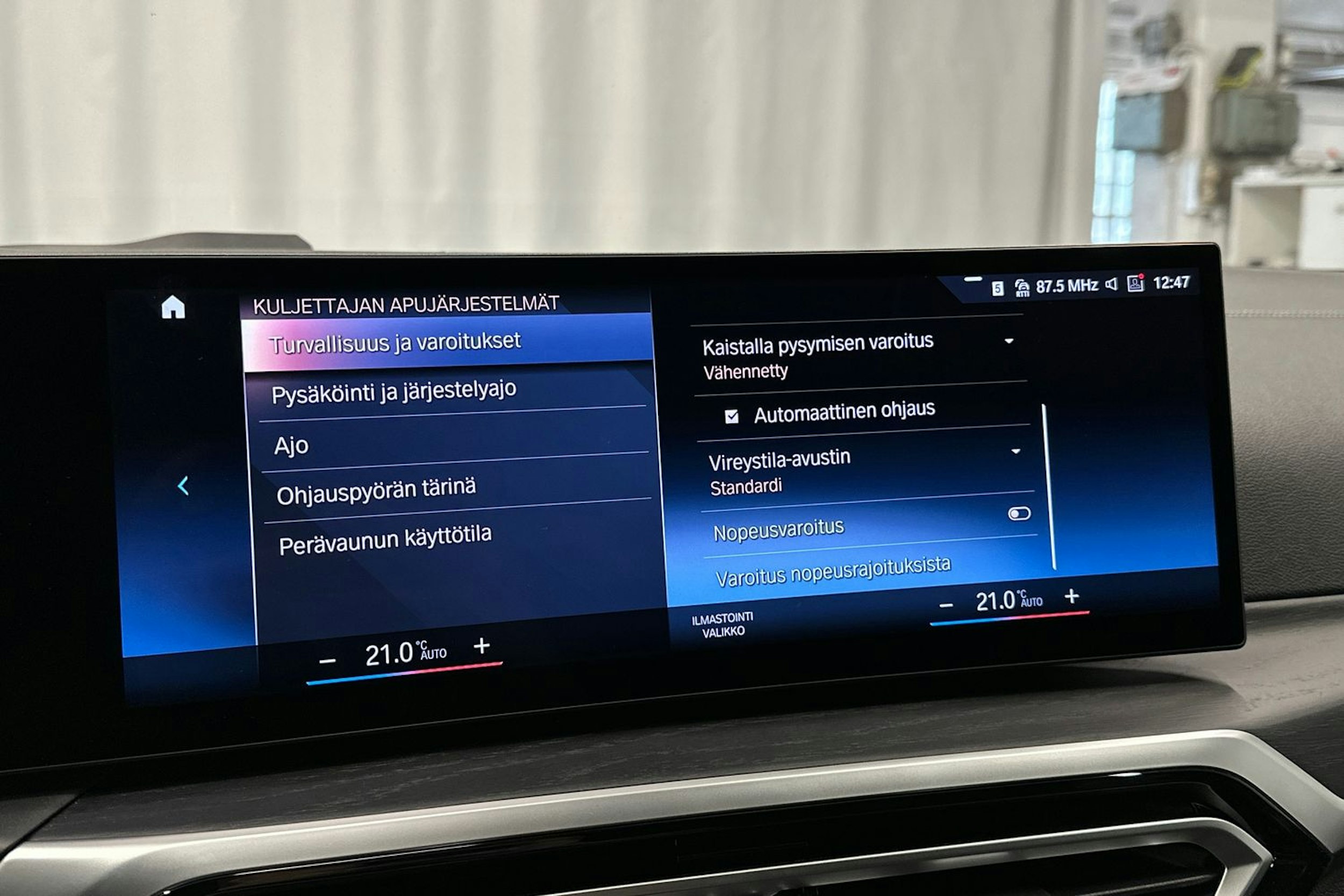 valkoinen BMW i4 M50 2022 kuva 29.