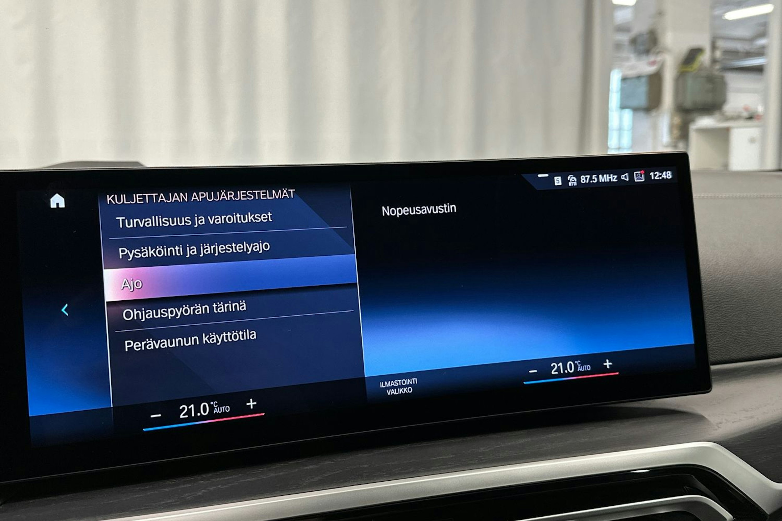 valkoinen BMW i4 M50 2022 kuva 32.