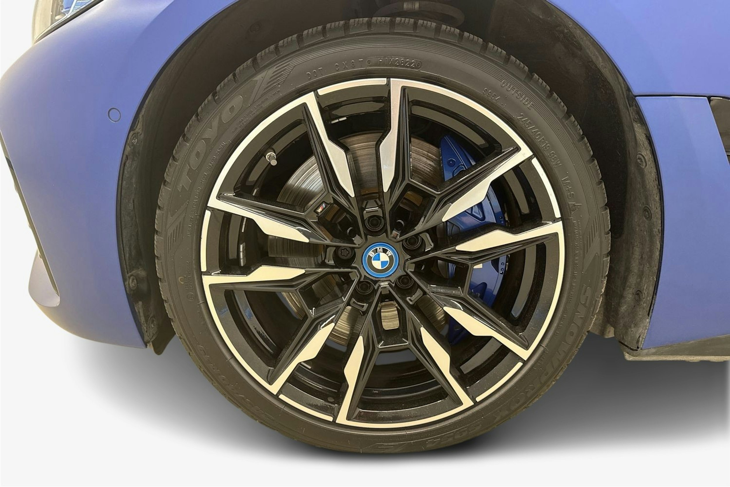sininen BMW i4 M50 2022 kuva 11.