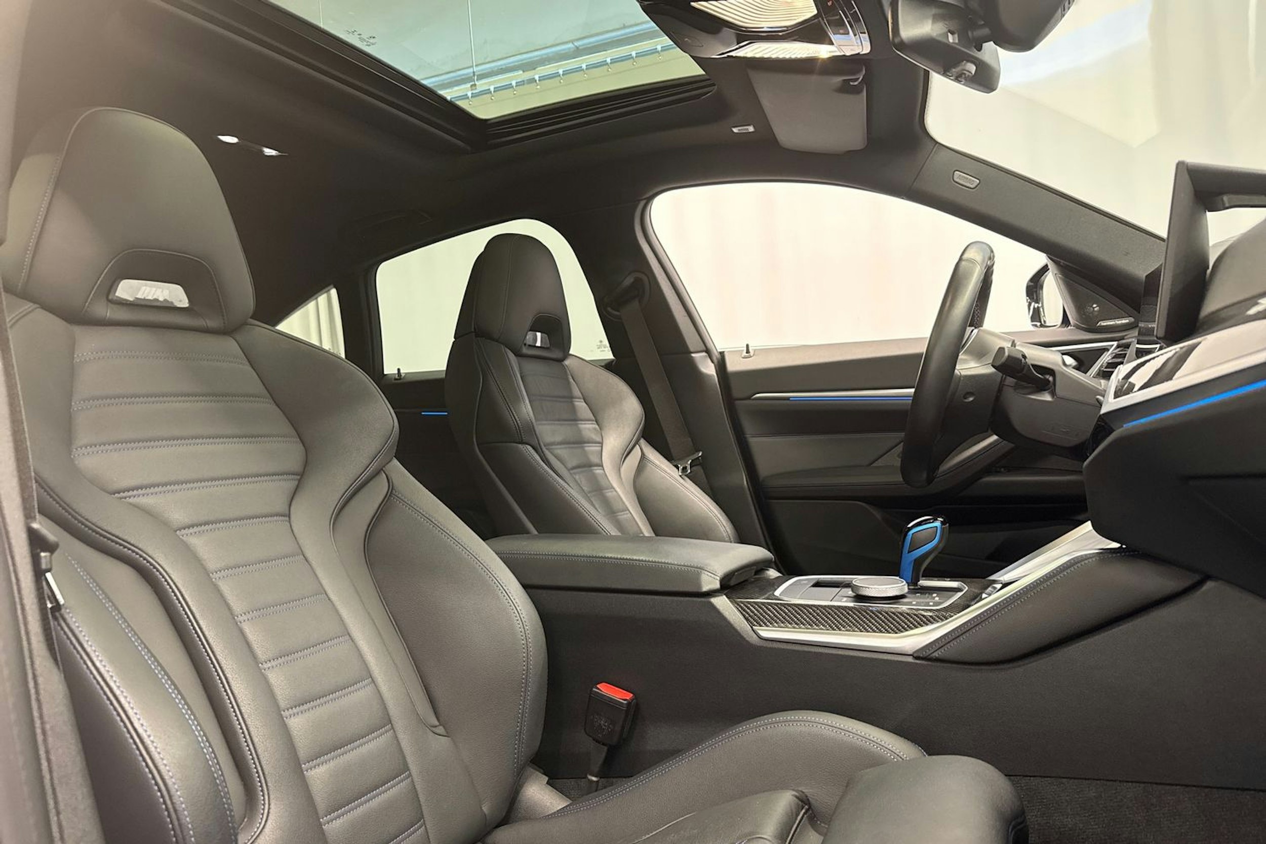 sininen BMW i4 M50 2022 kuva 16.