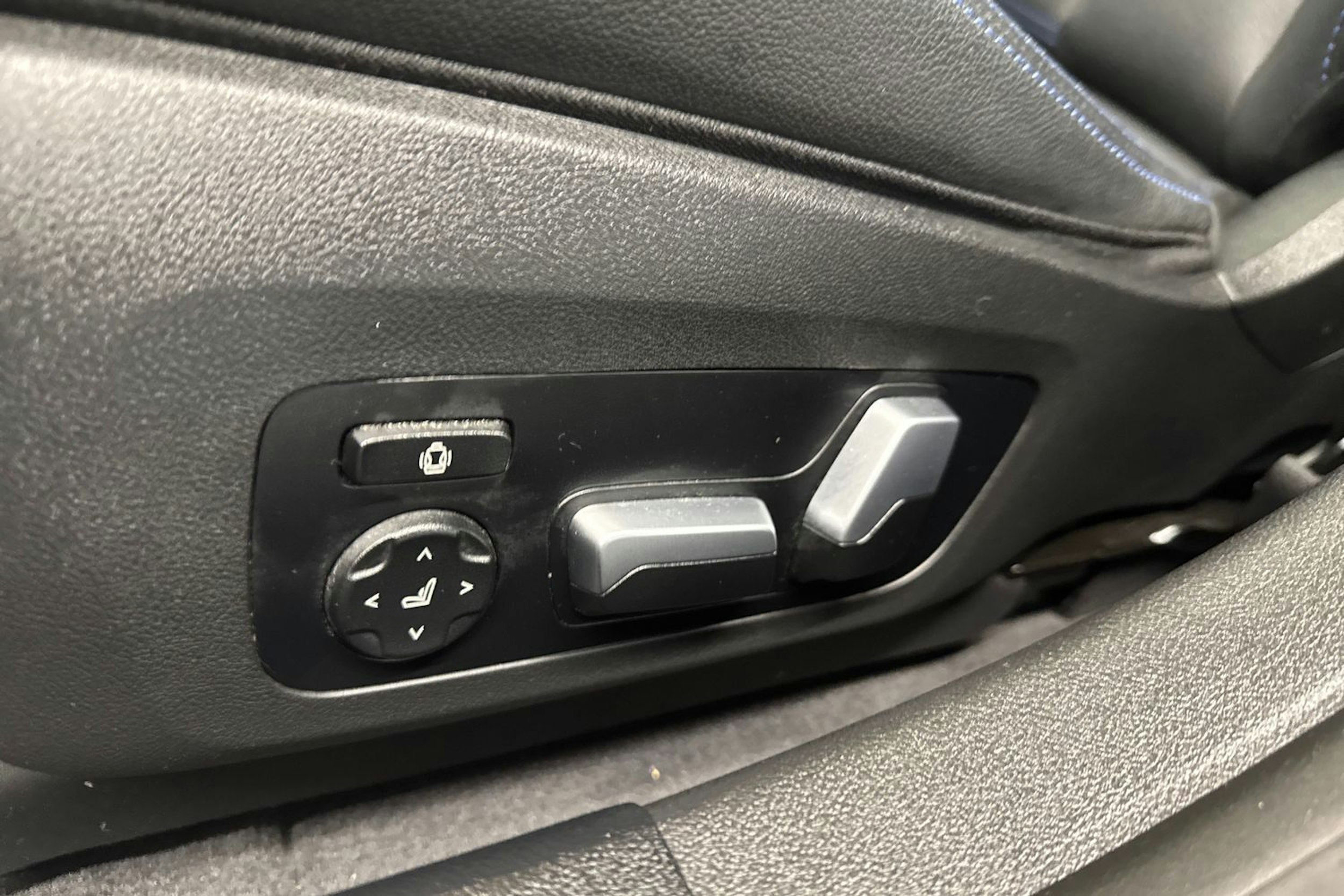 sininen BMW i4 M50 2022 kuva 20.