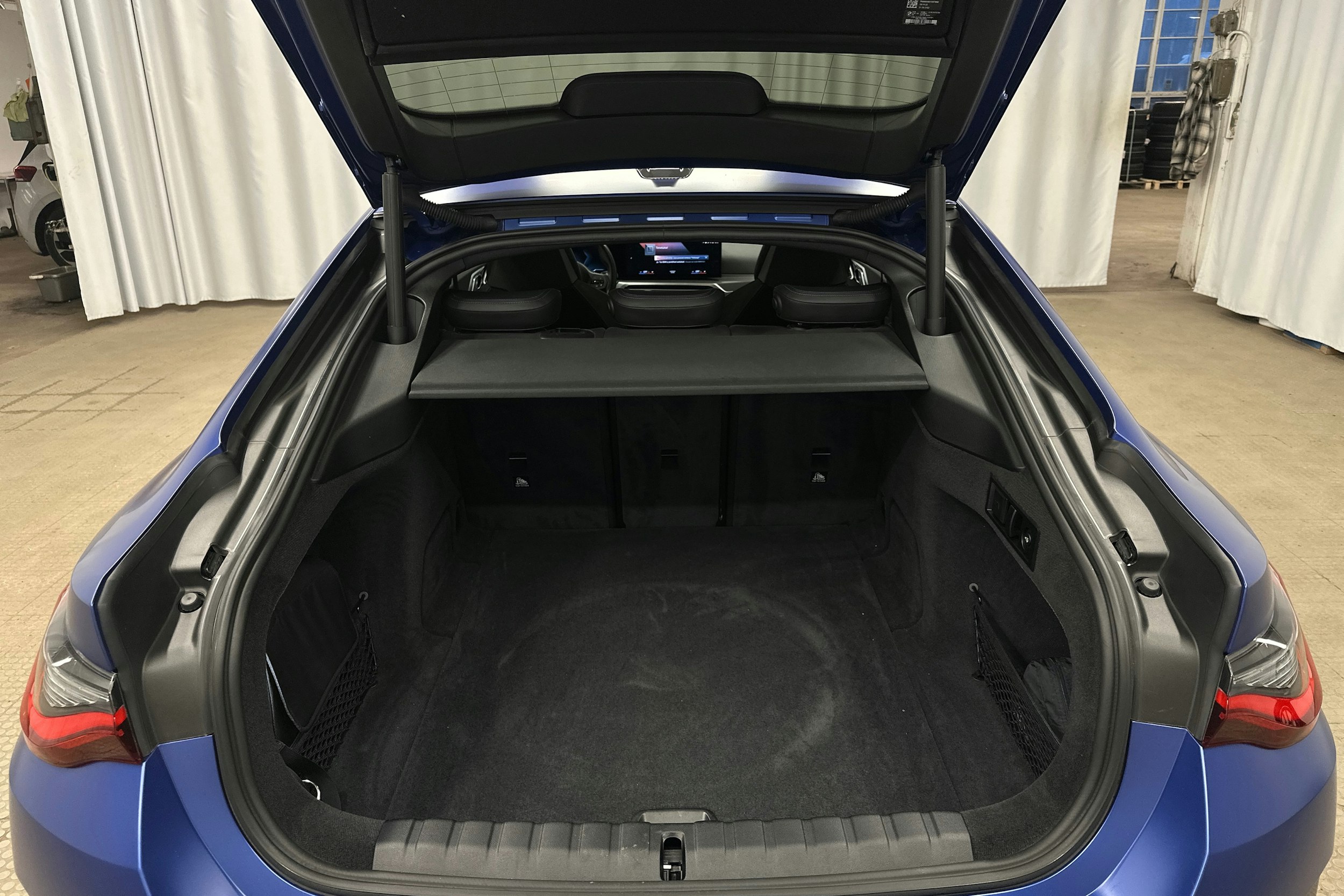 sininen BMW i4 M50 2022 kuva 37.