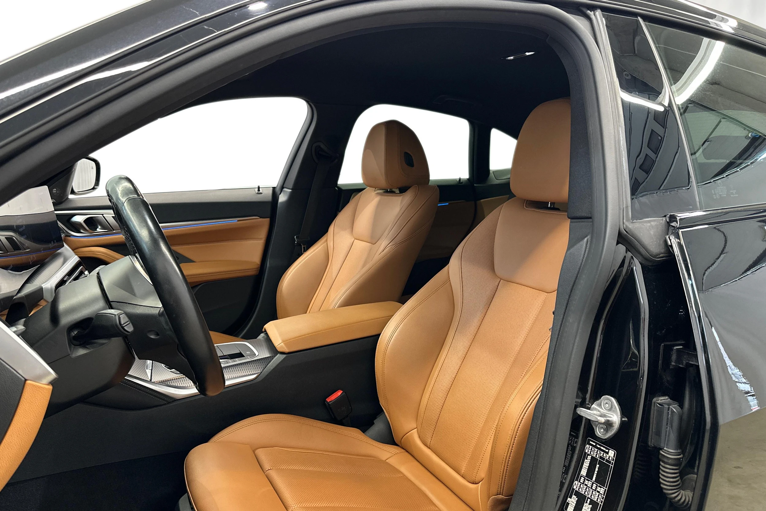 musta BMW i4 M50 2022 kuva 6.
