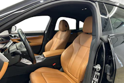 musta BMW i4 M50 2022 kuva 6.