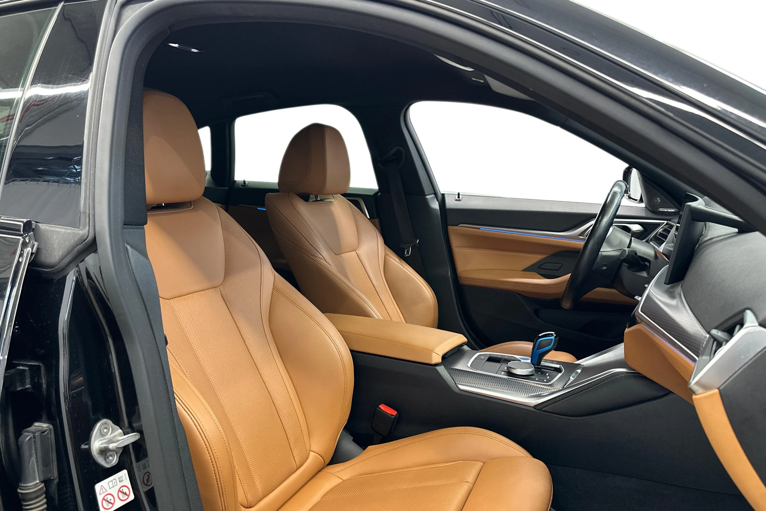 musta BMW i4 M50 2022 kuva 7.