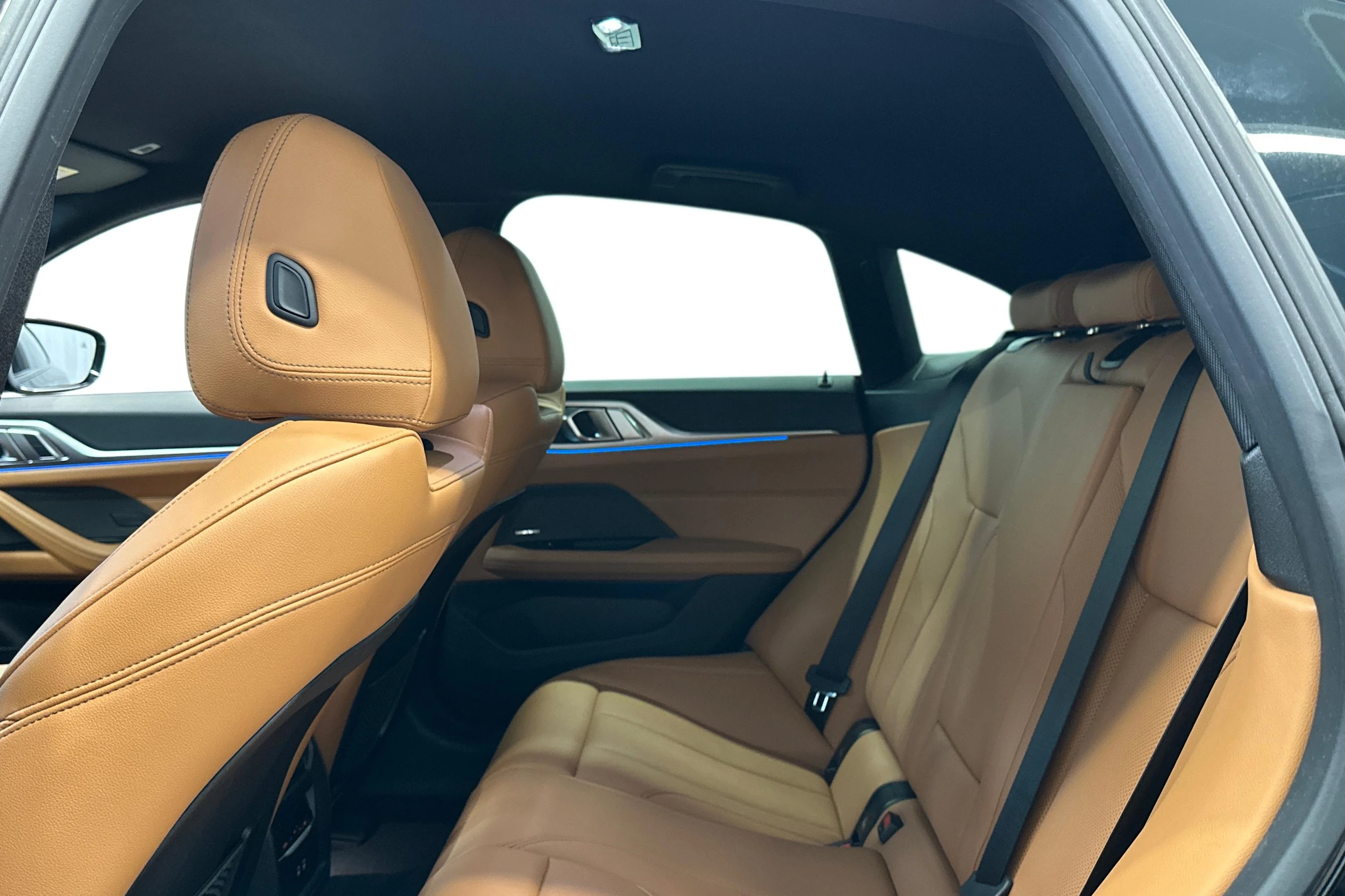 musta BMW i4 M50 2022 kuva 8.