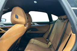 musta BMW i4 M50 2022 kuva 8.