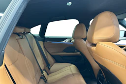 musta BMW i4 M50 2022 kuva 9.