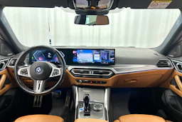 musta BMW i4 M50 2022 kuva 11.