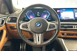 musta BMW i4 M50 2022 kuva 12.