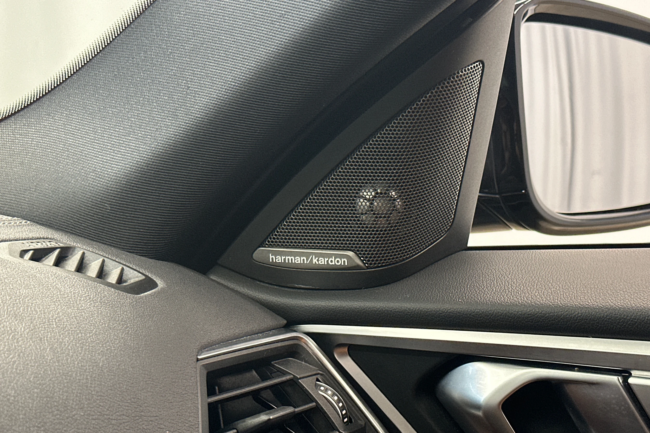 musta BMW i4 M50 2022 kuva 27.