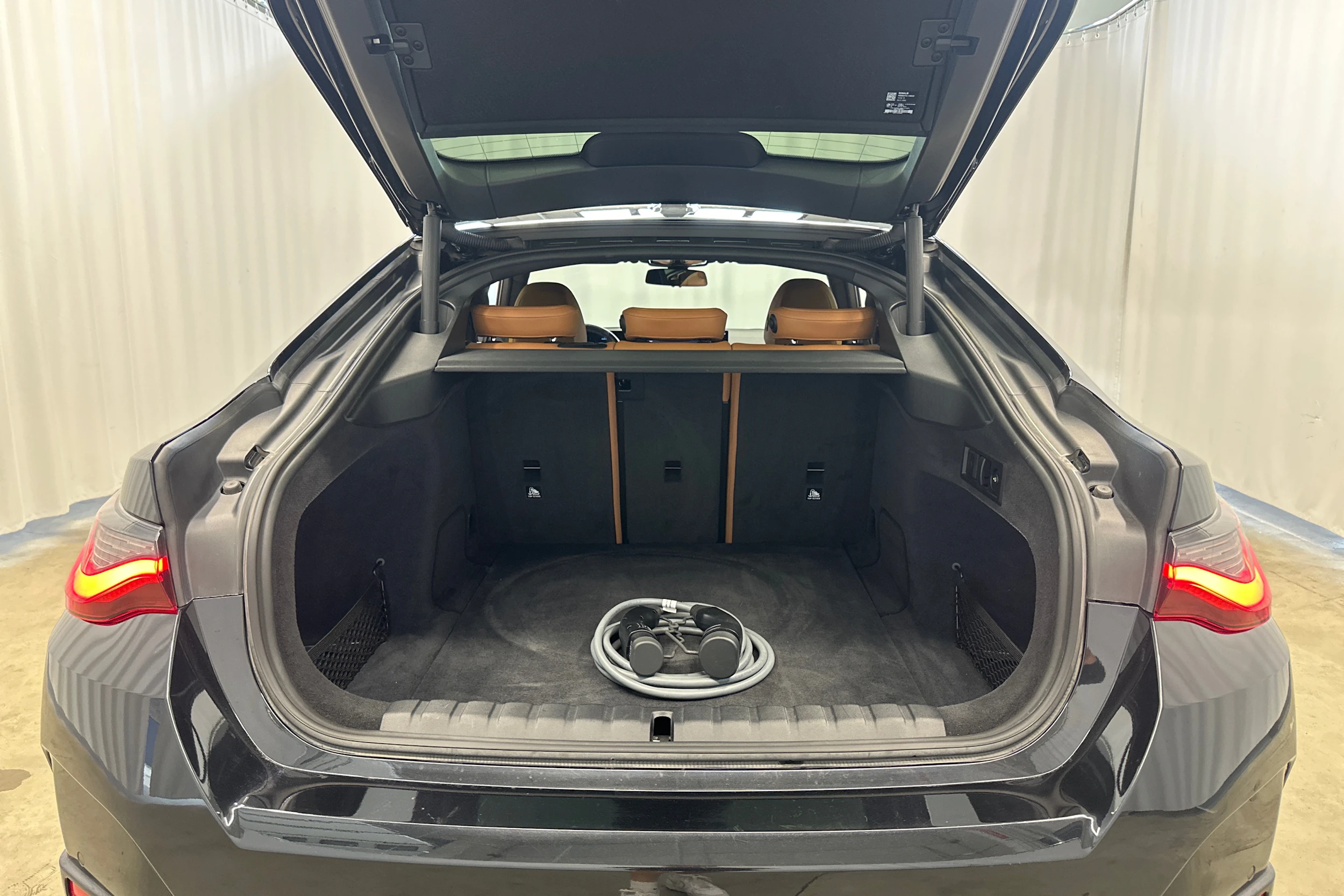 musta BMW i4 M50 2022 kuva 29.