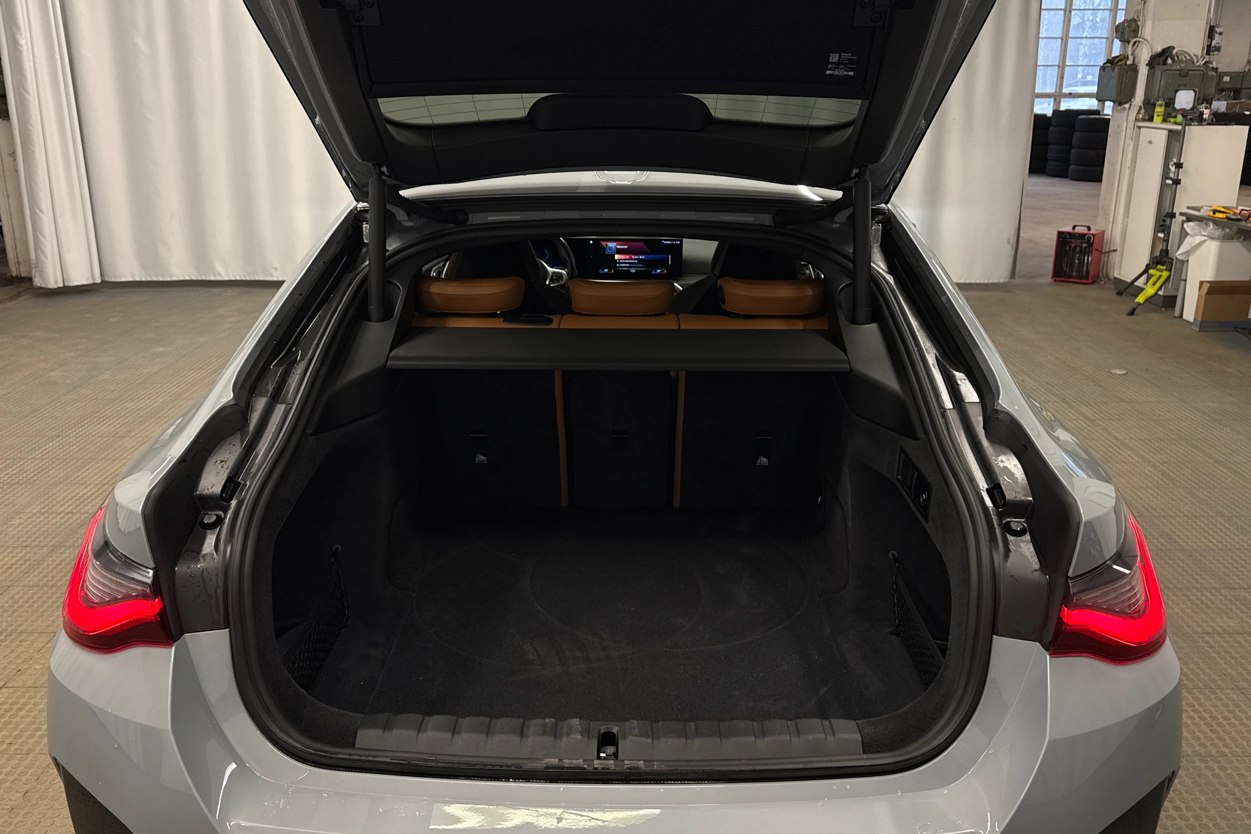 harmaa BMW i4 M50 2022 kuva 28.