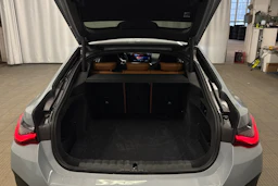 harmaa BMW i4 M50 2022 kuva 28.